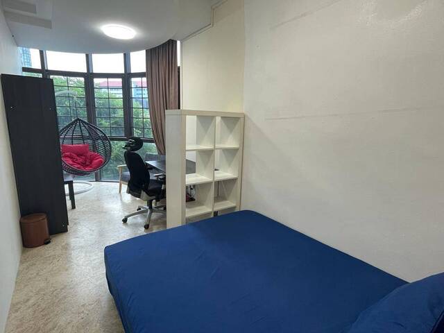 Room for rent / Chinesee Gardern, Jurong West, Boon Lay / Common room / 1pax stay / Available April