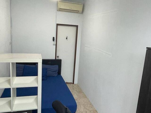 Room for rent / Chinesee Gardern, Jurong West, Boon Lay / Common room / 1pax stay / Available April