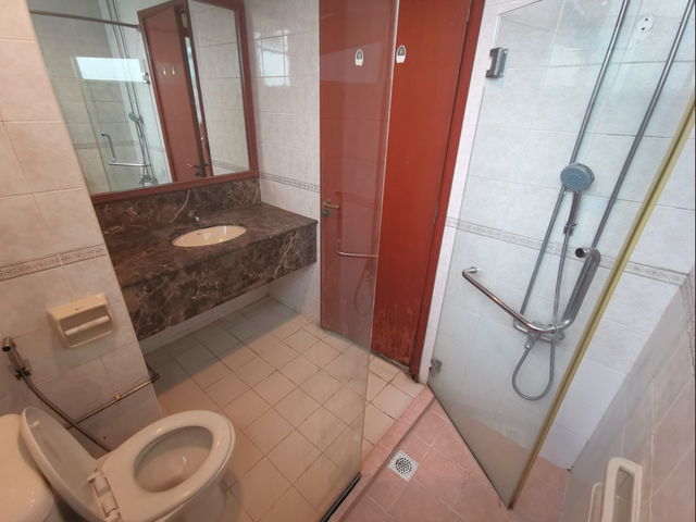 Room for rent / Chinesee Gardern, Jurong West, Boon Lay / Common room / 1pax stay / Available April
