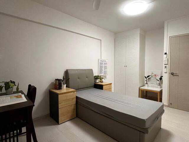 Newly renovated 1 bedroom studio apartment, walking distance to JE MRT, JEM, Westgate