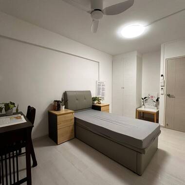 Newly renovated 1 bedroom studio apartment, walking distance to JE MRT, JEM, Westgate
