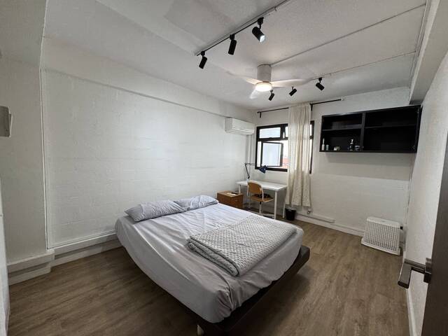 Super SPACIOUS room, unobstructed Window