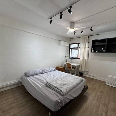 Super SPACIOUS room, unobstructed Window