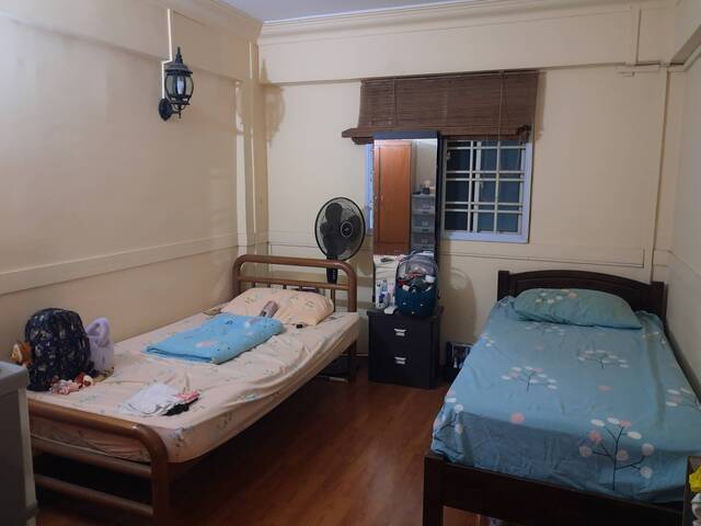 1 female roommate- 506 Ang Mo Kio Ave 8