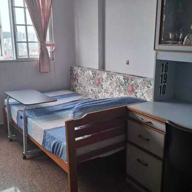 Blk 230 Jurong East - $900 /1 guy (aircon wifi) - walk to MRT , very high floor