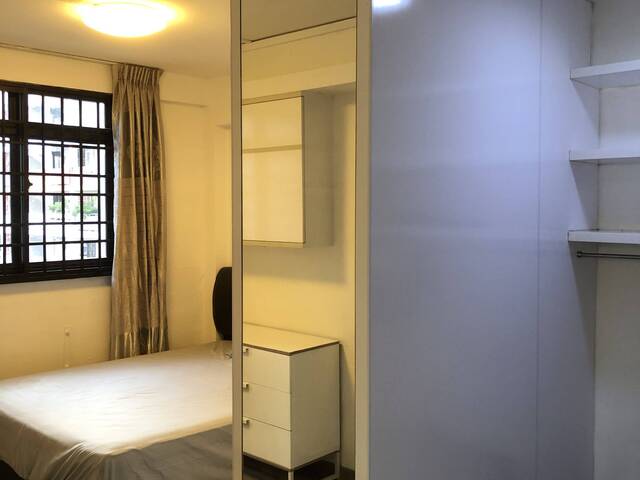 Newly Renovated Near MRT & Hawker Center. Got 3 Bedrooms, Walk in Closet, Living, Dining, Toilet.