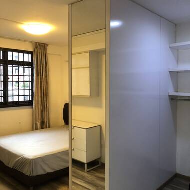 Newly Renovated Near MRT & Hawker Center. Got 3 Bedrooms, Walk in Closet, Living, Dining, Toilet.