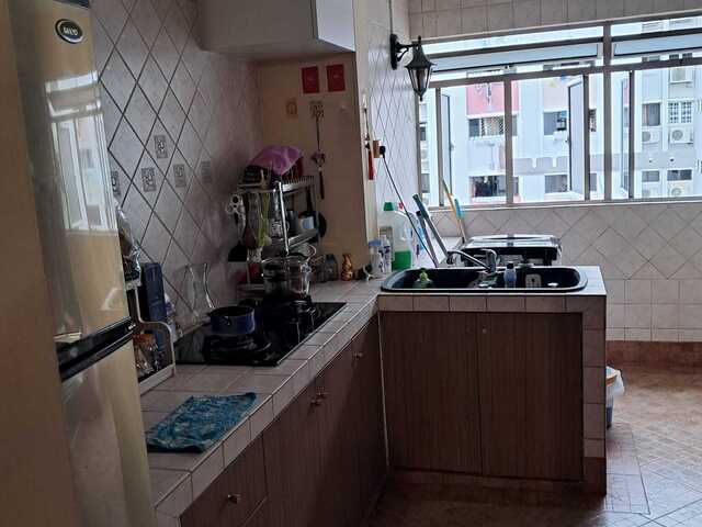 1 female roommate- 506 Ang Mo Kio Ave 8