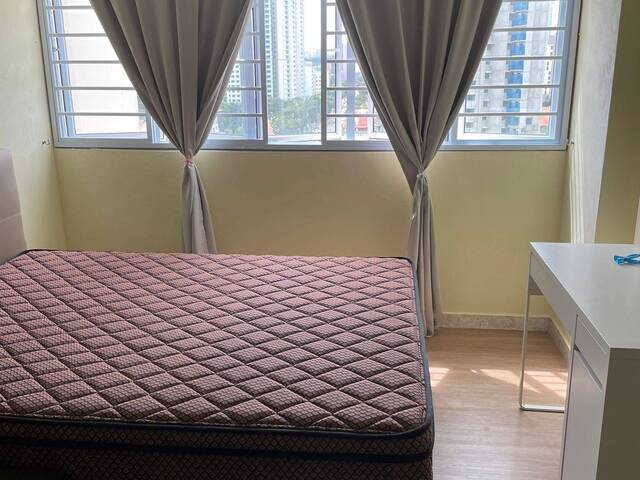 Common room at 94 Whampoa drive for rent! Aircon wifi!