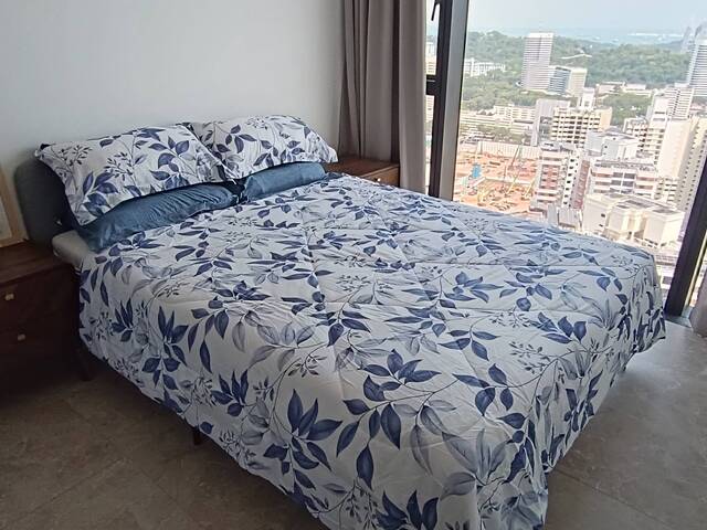 Beautiful 2bedroom above 36th floor with amazing view of Mt Faber, Sentosa and sea