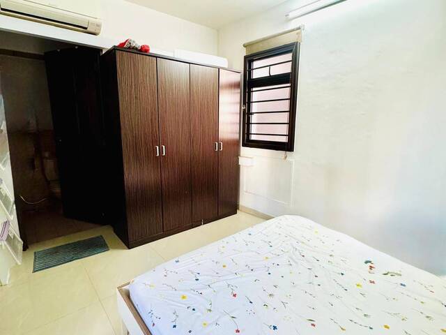Master Room for Rent near Clementi MRT - Direct Bus to NUS