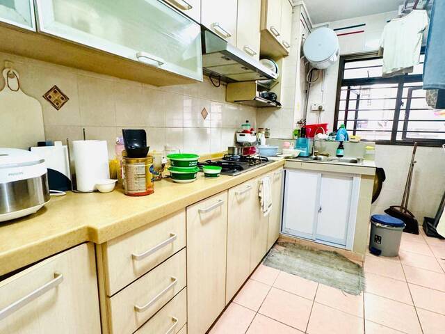 Master Room for Rent near Clementi MRT - Direct Bus to NUS