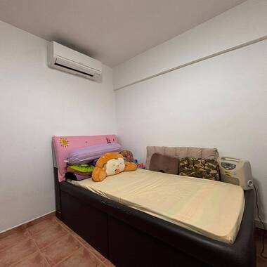 Common room at 123 hougang avenue 1 for rent! Aircon wifi!