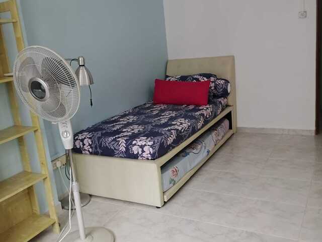 Bright and comfortable common room for rent in Woodlands – convenient location and fully furnished