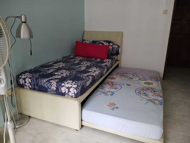 Bright and comfortable common room for rent in Woodlands – convenient location and fully furnished