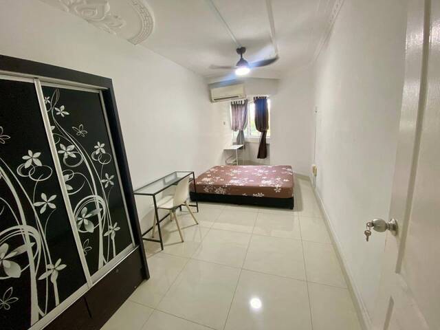 Room for rent /Clementi Park / Jurong / Common room / 1pax stay / Available July 30