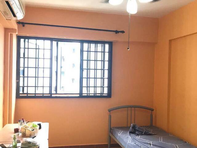 Common room at 414 jurong west street 42 for rent! Aircon wifi!