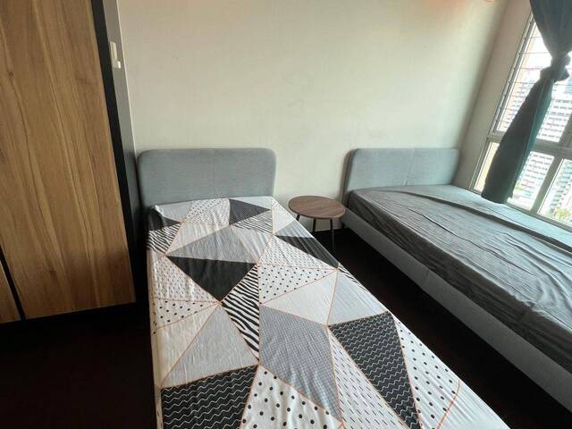 Spacious Master Bedroom near Bukit Batok MRT for NUS Students