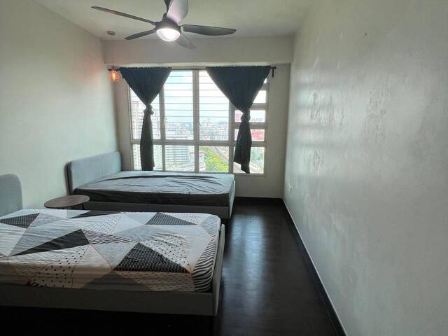 Spacious Master Bedroom near Bukit Batok MRT for NUS Students