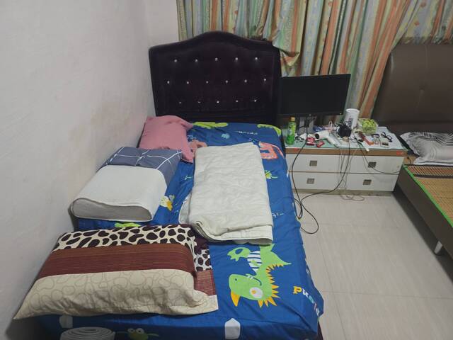 Master bedroom with attached bath, AC, free Wi-Fi. No pub. You can cook. 1 spot available.