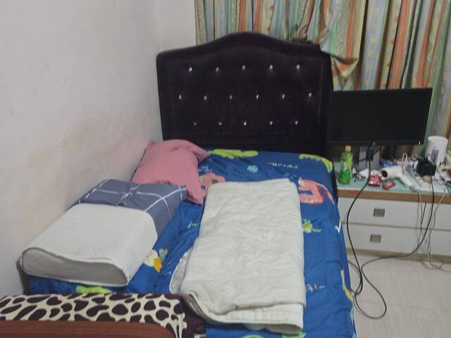 Master bedroom with attached bath, AC, free Wi-Fi. No pub. You can cook. 1 spot available.