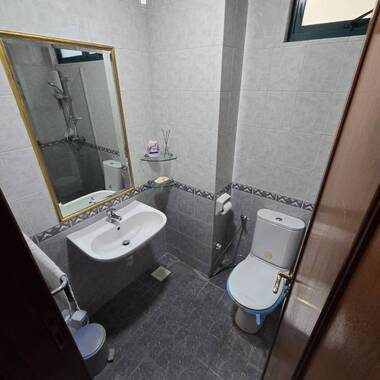 8mins walk to Lakeside MRT, Spacious Common room, only share bathroom with 1 female student