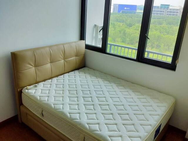 Luxurious and cosy 2-Bedroom Condominium (Renting out master bedroom)