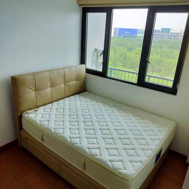 Luxurious and cosy 2-Bedroom Condominium (Renting out master bedroom)