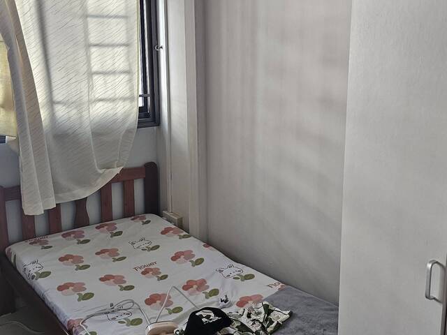 females to room share Pioneer mrt