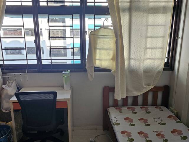 females to room share Pioneer mrt