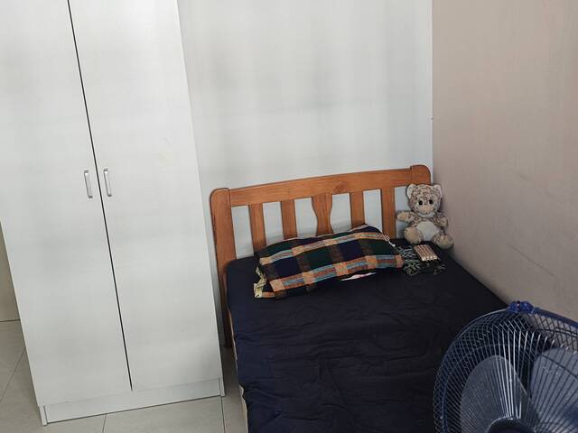 females to room share Pioneer mrt