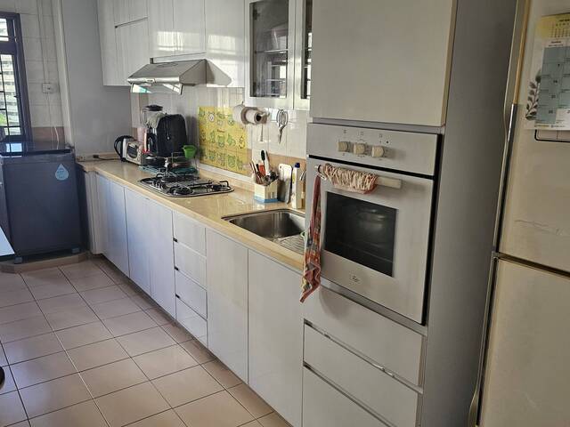 females to room share Pioneer mrt