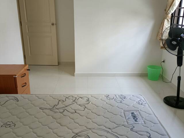 Yew Tee Common Room for Rent