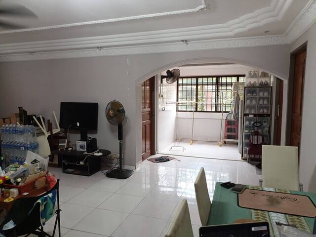 City Budget Rental Redhill MRT , Share Common Room with AC for Working Female