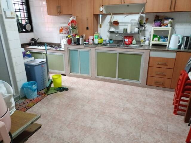 City Budget Rental Redhill MRT , Share Common Room with AC for Working Female
