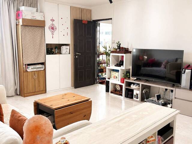 Clementi double room (close to unis/international/local schools, students and professionals welcome)