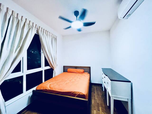 Near NTU, with shuttle bus to Boon Lay MRT | Floravale common room for single occupancy