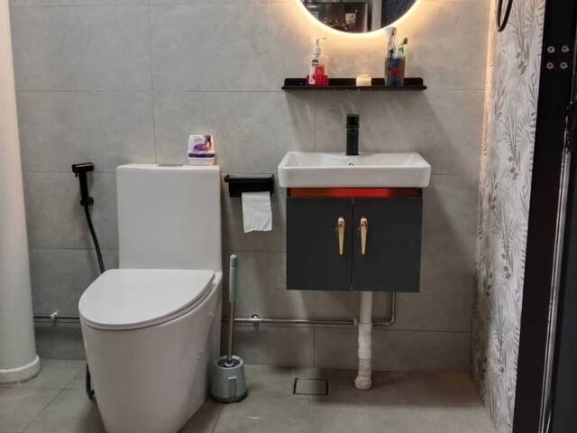 Near Sembawang MRT, Newly Renovated house, Common room share with 1 Female tenant