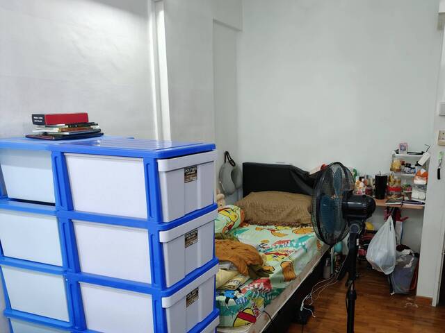 shared female common room, mrt 300m,1 fridge for each room tenants