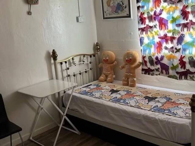 Common room at 2 Jalan Batu for rent! Aircon available!