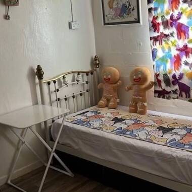 Common room at 2 Jalan Batu for rent! Aircon available!