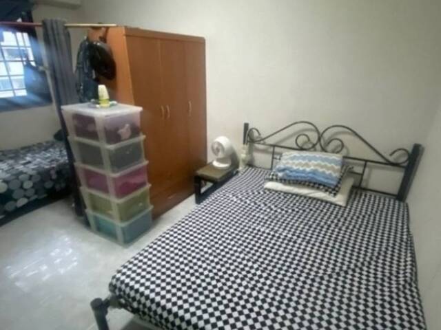 blk 337 sembawang crescent looking for 1 male to share common rm (480/month)