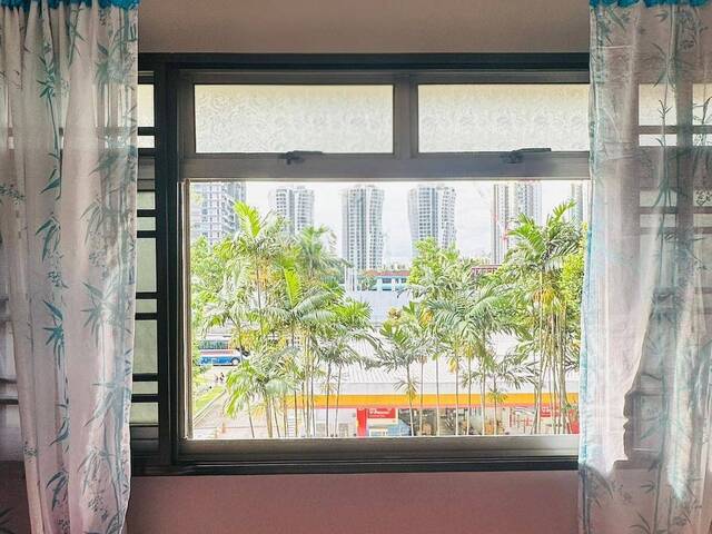 City Budget Rental Redhill MRT , Share Common Room with AC for Working Female
