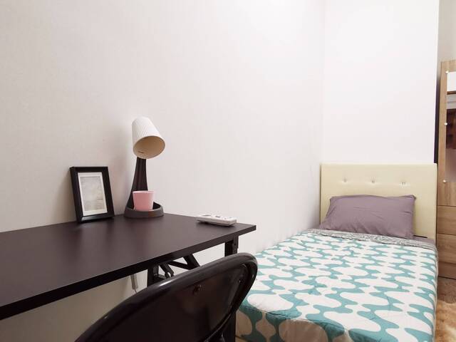 Room for Rent – ECON3 @ Dover Parkview Tower D #13-05