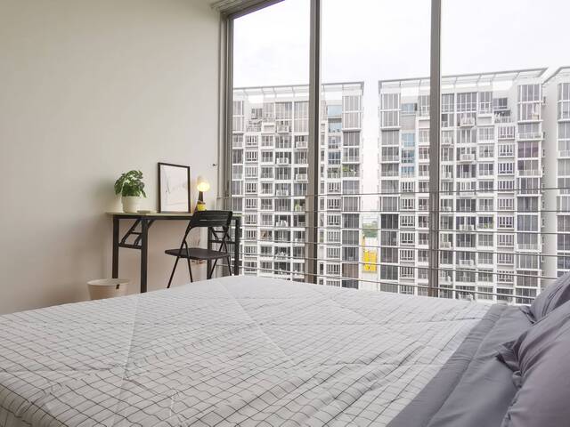 Master Bedroom (MBR5) for Rent at Grandeur 8, Ang Mo Kio!