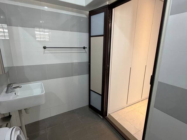 Rare Renovated HDB - High Floor 3min walk to Pioneer MRT