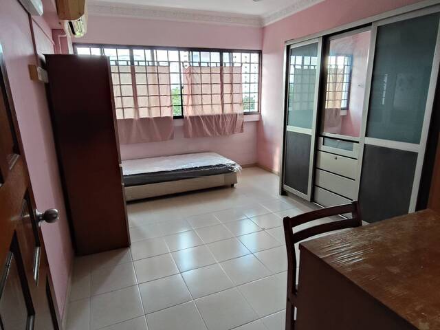 Common room near MRT for lady