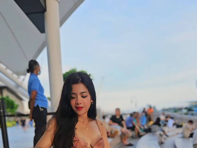 Julia Thant is looking for a room in Buona Vista