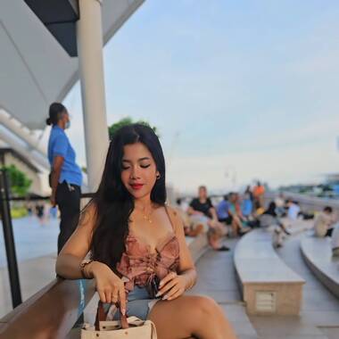 Julia Thant is looking for a room in Buona Vista