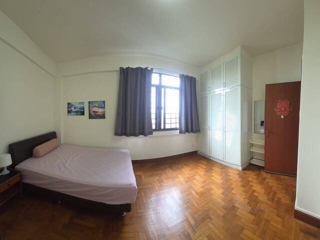 A Master Room at Parc Oasis Condo at Jurong East Ave 1, opp Chinese Garden MRT - NO Owner Stay